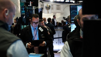 Giới đầu tư gom mua cổ phiếu, chờ lệnh "ngừng bắn"